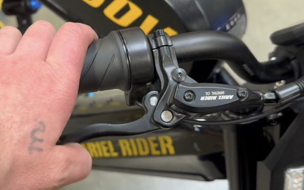 Checking that the brake lever does not contact the handle grip