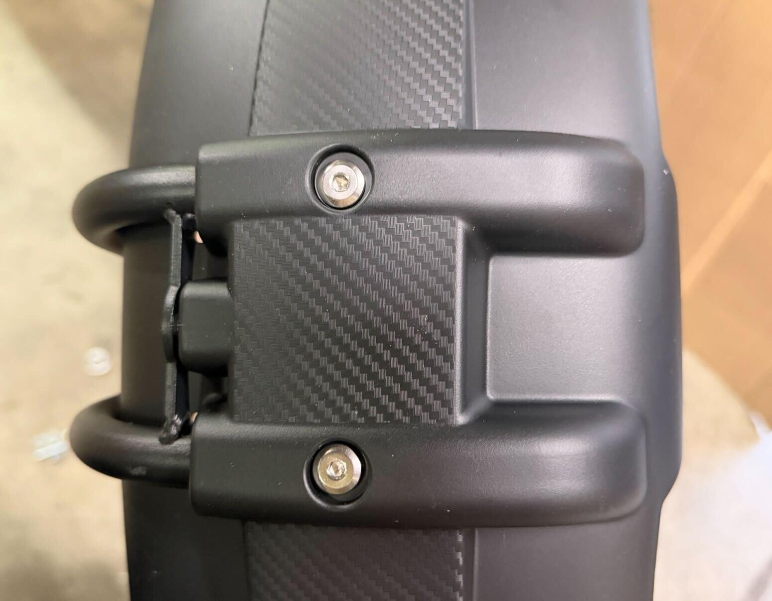 Fender arm attached to splash guard