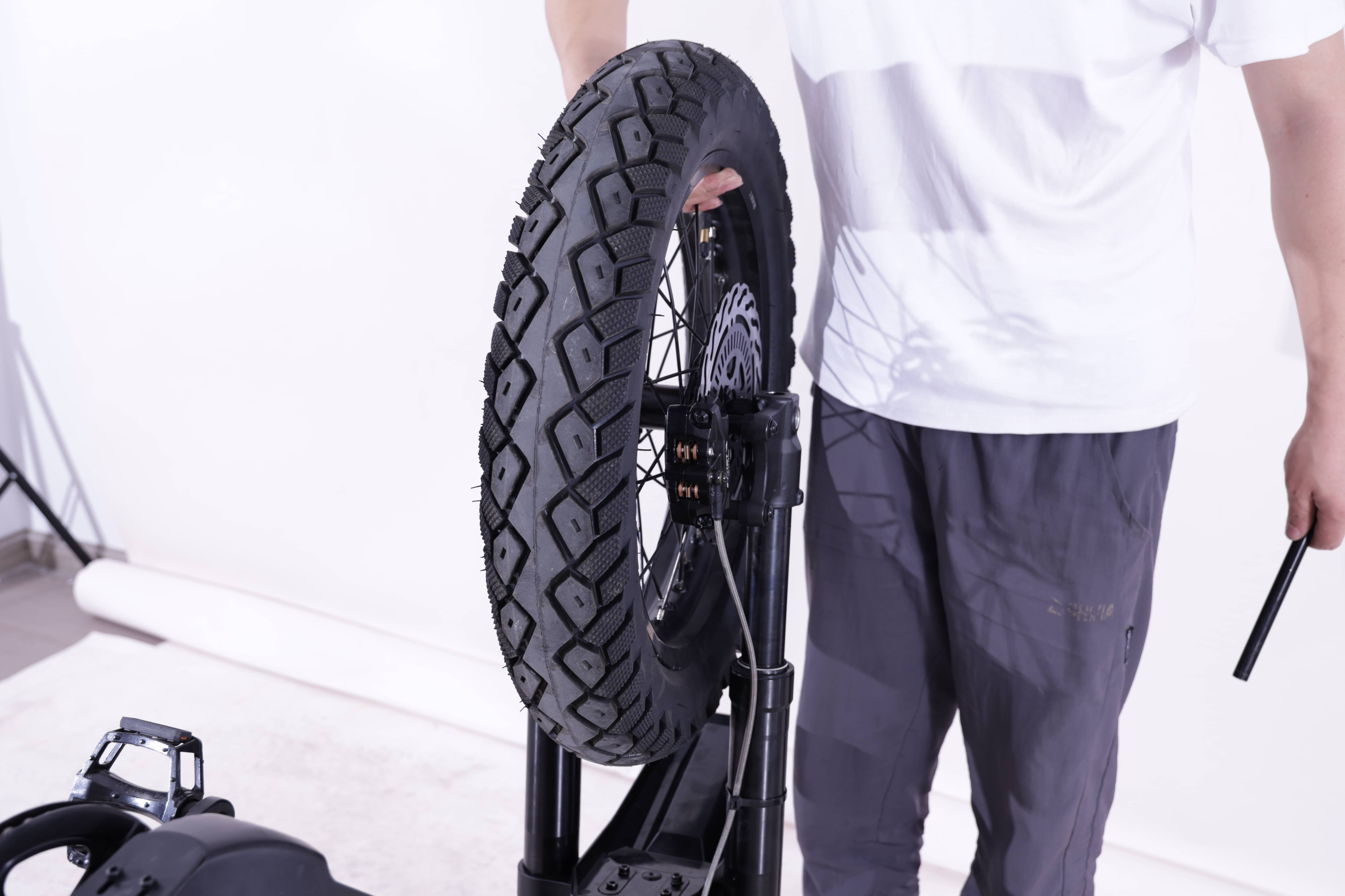 Grizzly 72V PPB brake rotor aligned with the caliper.