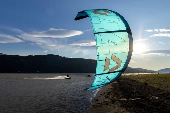 KITESURFING