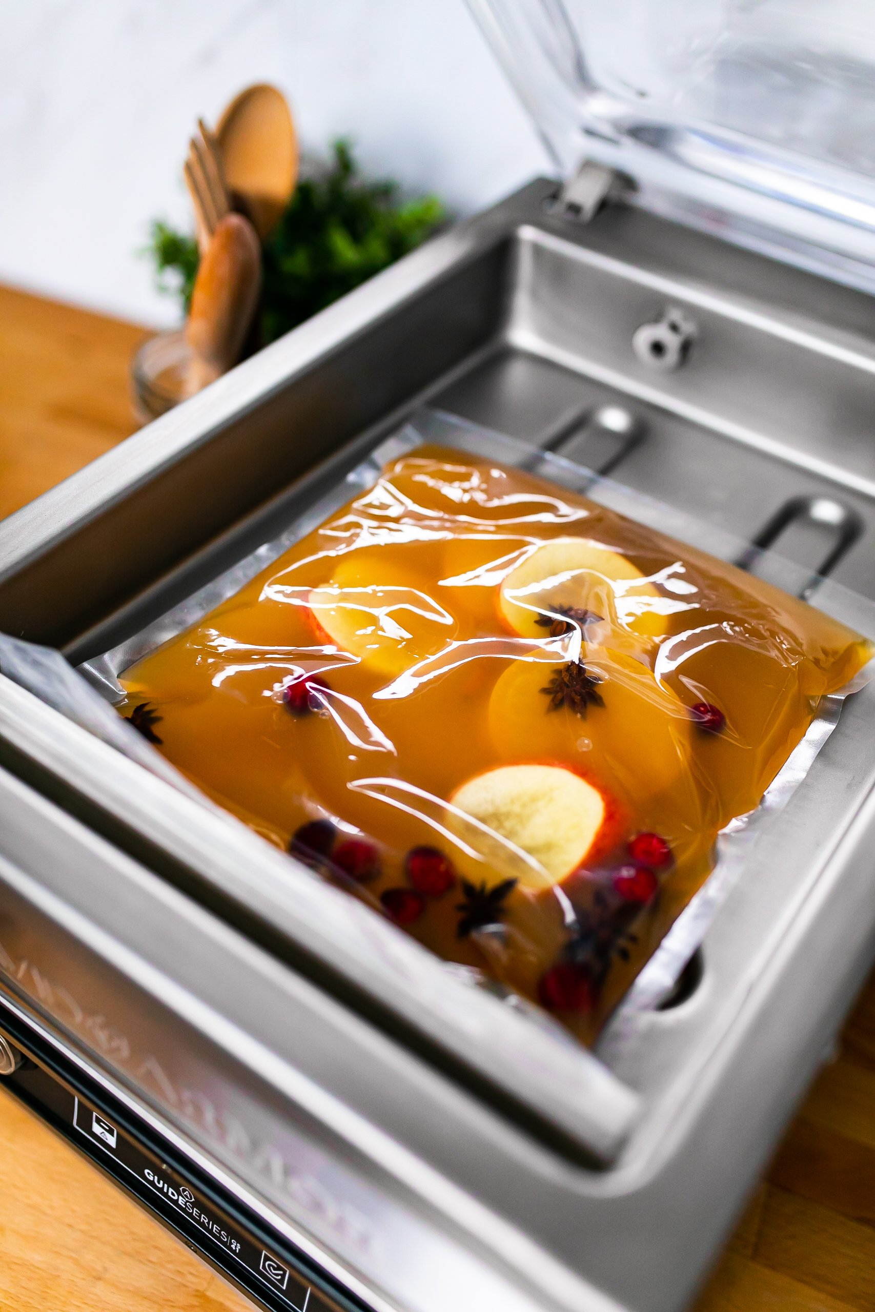 How do I vacuum seal liquids in the Avid Armor Guide Series GS53 Chamber Vacuum Sealer?