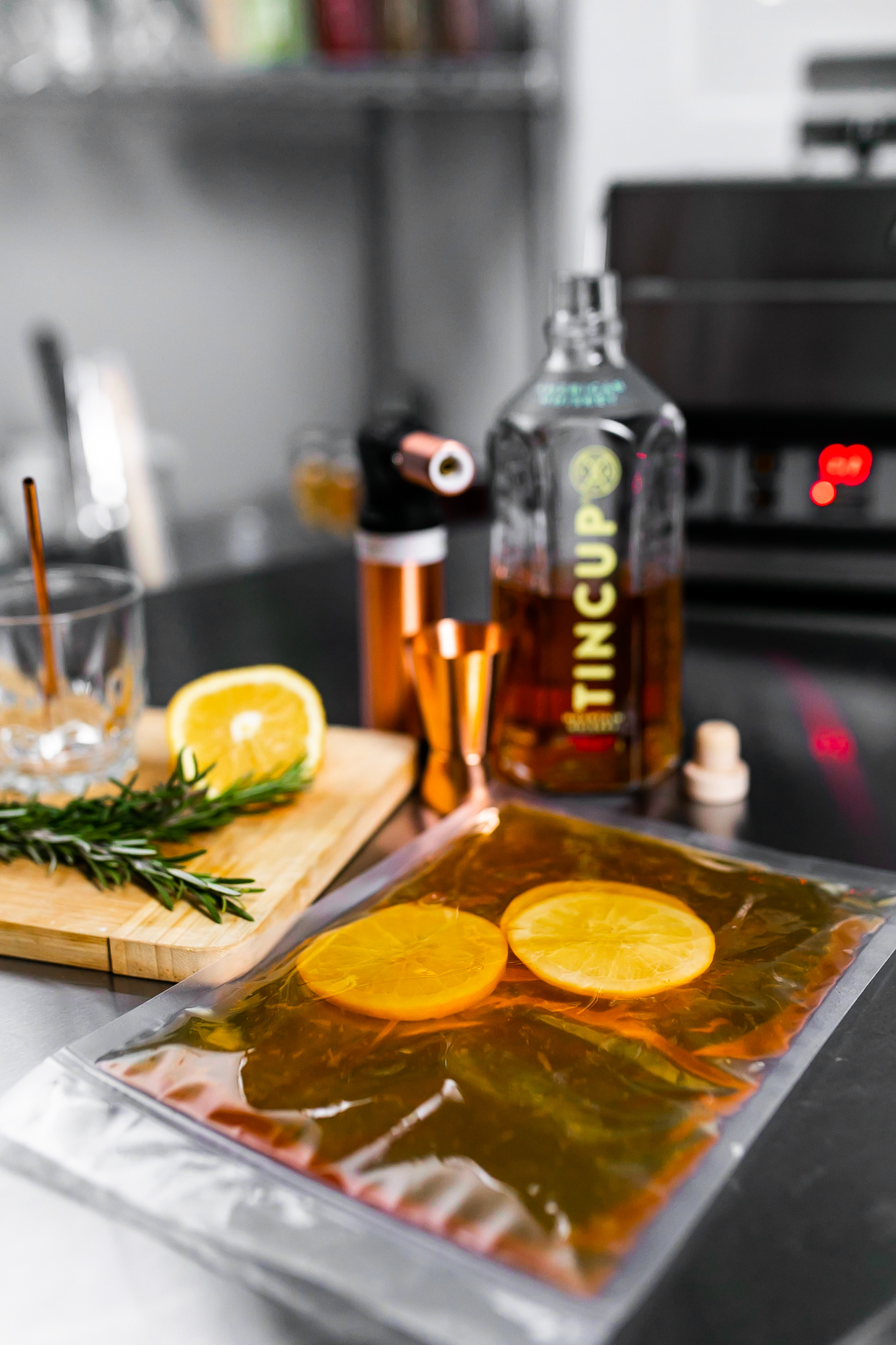 How do I vacuum seal liquids in the Avid Armor Euro Series ES41 Chamber Vacuum Sealer?