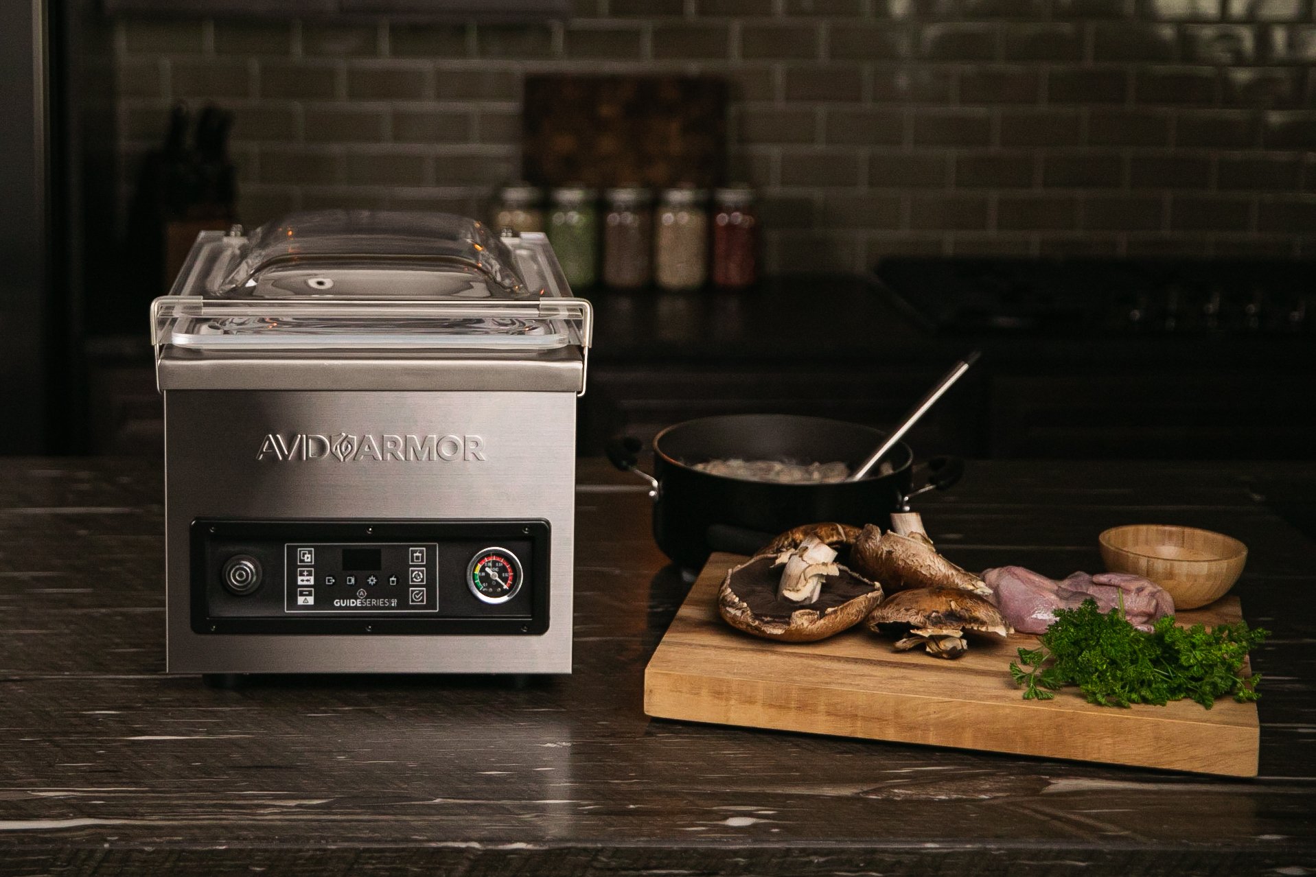 How do I vacuum seal liquids in the Avid Armor Guide Series GS41 Chamber Vacuum Sealer?