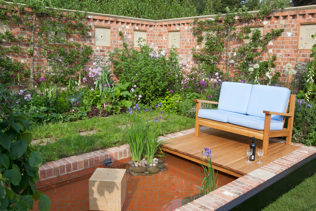 Small urban garden - best plants for small gardens guide