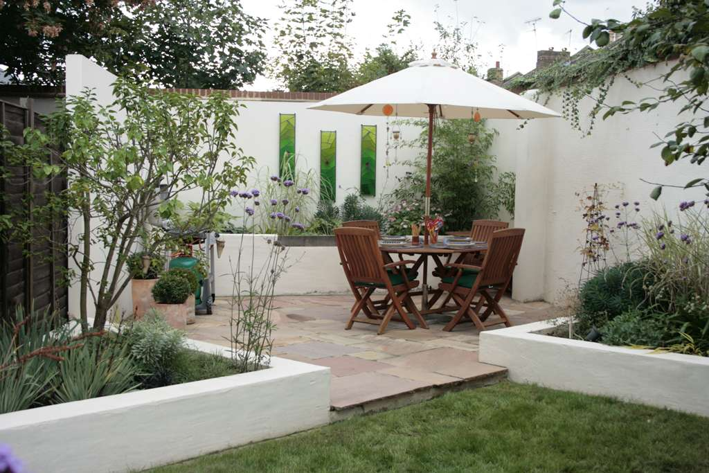 Rendered wall in Wastead terraced house garden